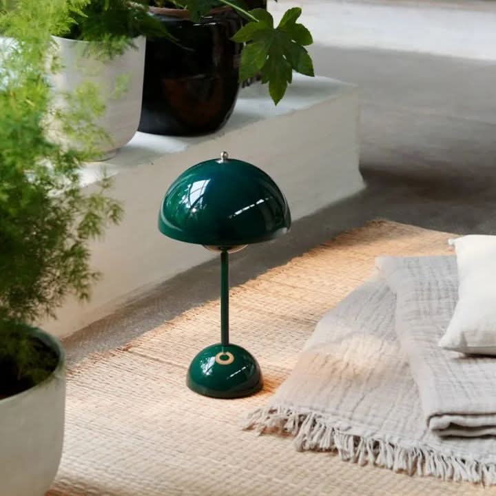 Moderne LED bordlampe, trådløs og dimbar 