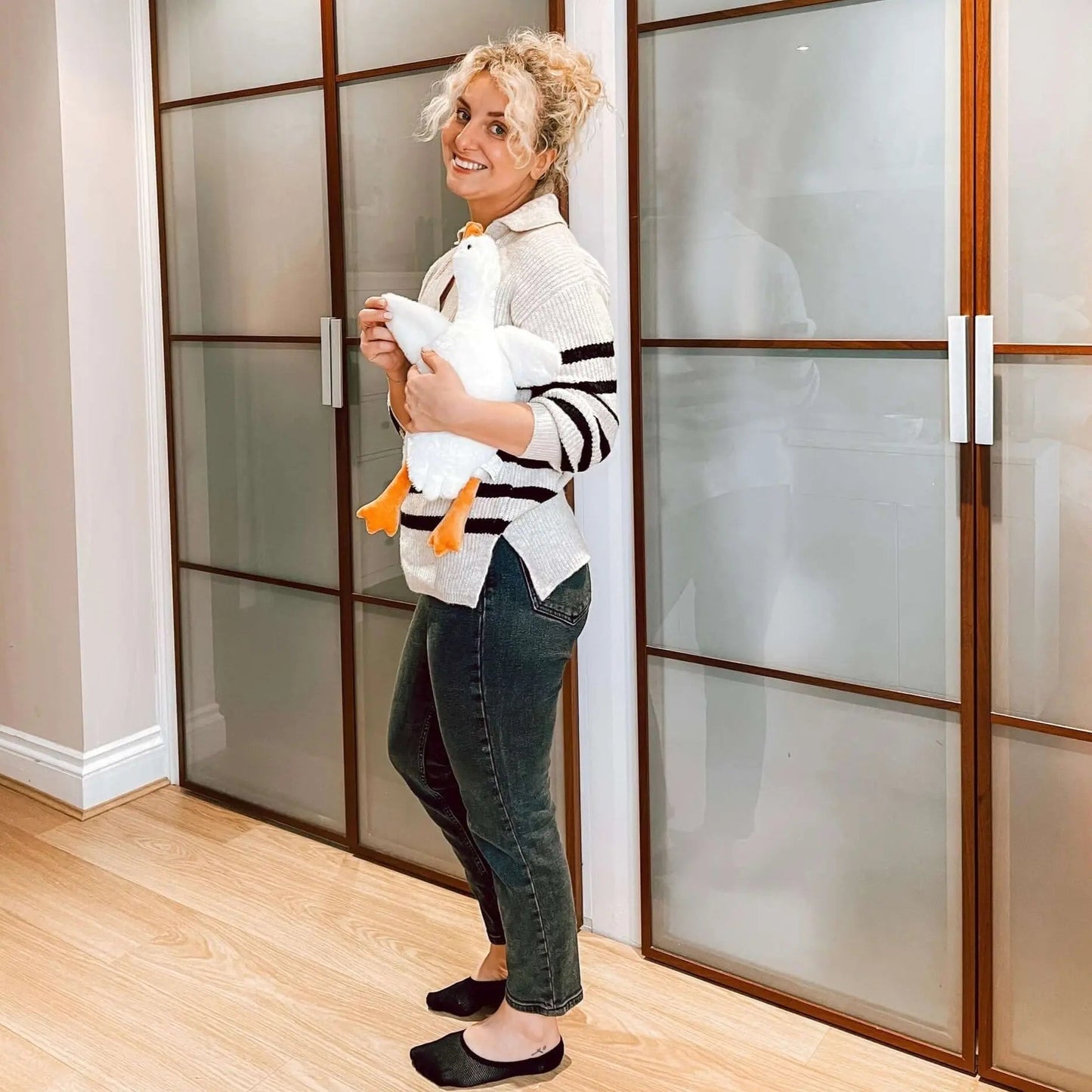 Gi deg selv et øyeblikk av mykhet med denne gigantiske putedukken i form av en gås 