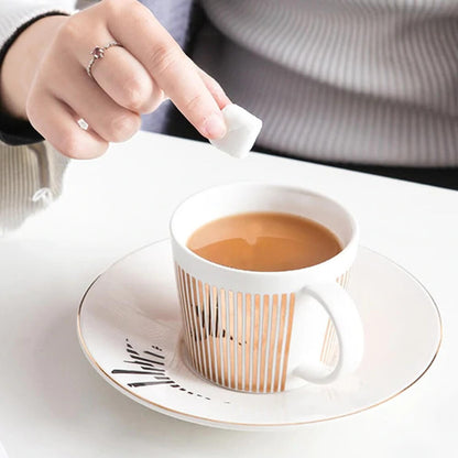 Un caffè stiloso con una tazza che svela un segreto 