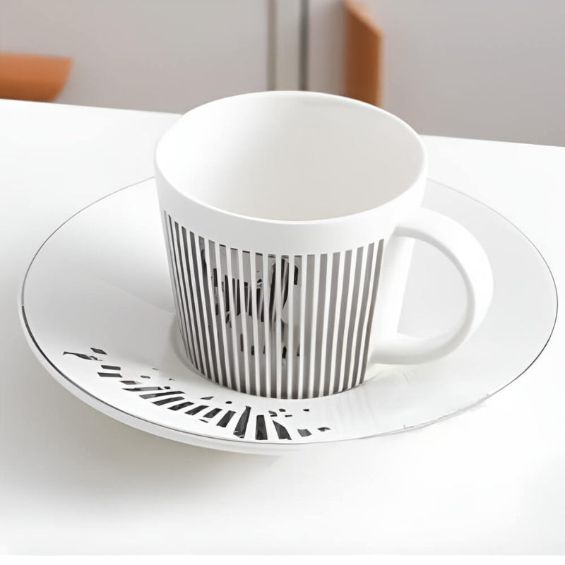 Un caffè stiloso con una tazza che svela un segreto 