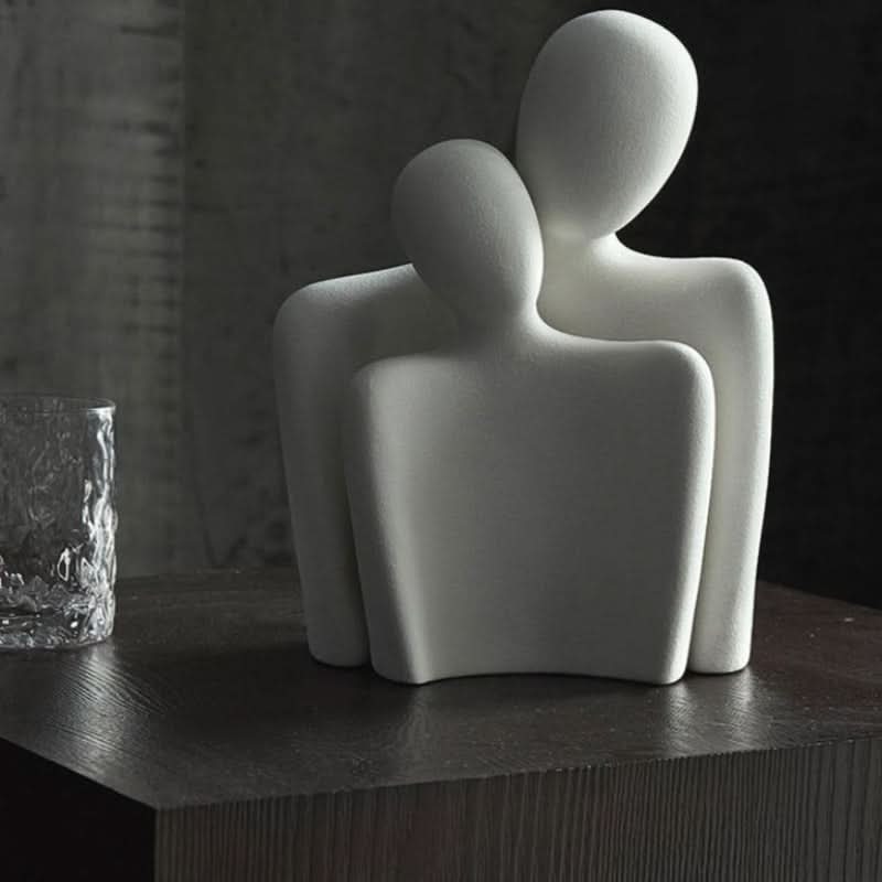 Moderne Skulptur, die Verbindung und Zärtlichkeit symbolisiert 